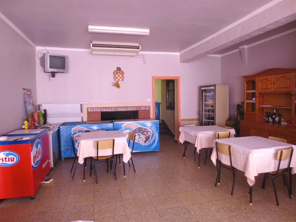 Hostal Roca Fayón エクステリア 写真