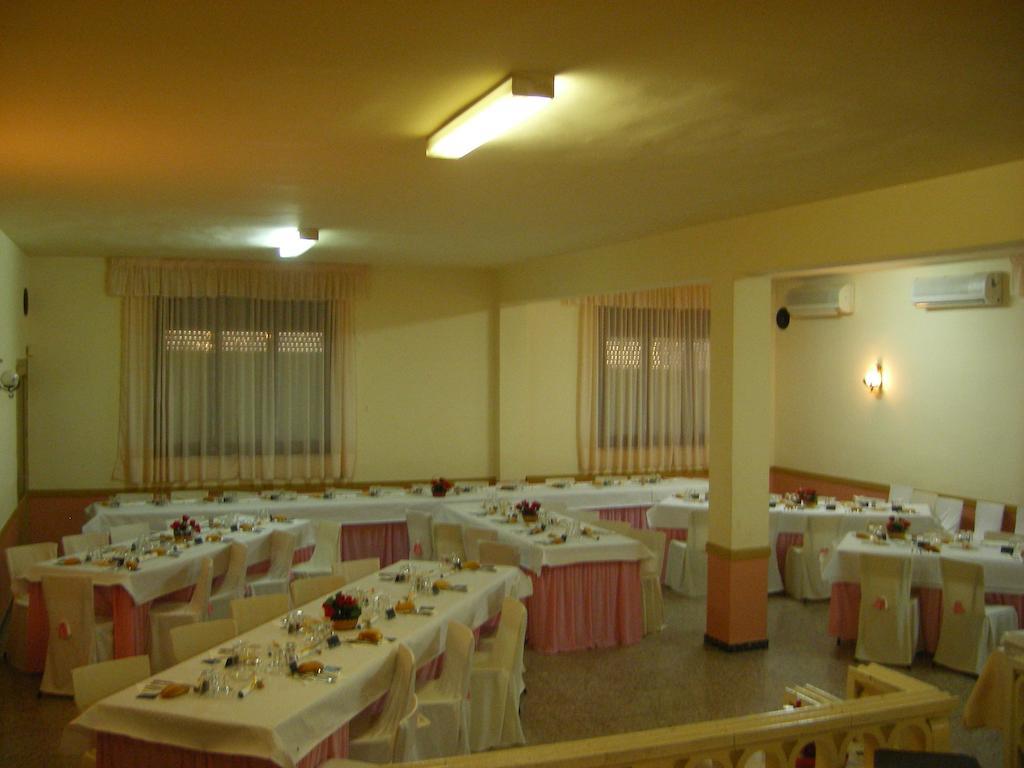 Hostal Roca Fayón エクステリア 写真